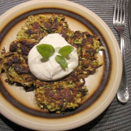 Knusprige Zucchini-Rösti mit Reibekäse