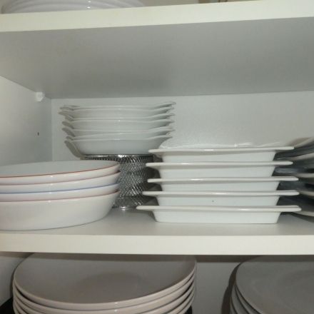 Geschirr im Küchenschrank platzsparend unterbringen