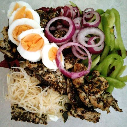 Paprika-Radicchio-Salat mit Putenstreifen, Sellerie und Ei