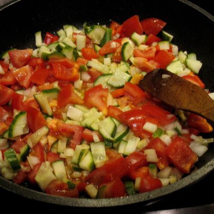 Pikanter Reissalat mit Schafskäse und Thunfisch