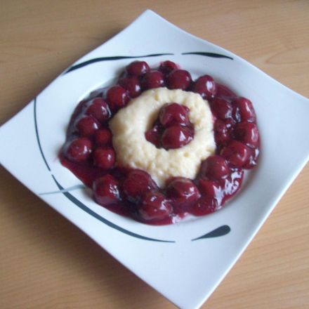 Grießflammeri mit warmem Kirschkompott