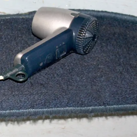 Treppenbeläge mit einem Fön anpassen