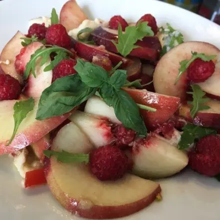 Nektarinen-Tomatensalat mit Himbeeren und Mozzarella