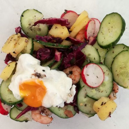 Kartoffelsalat mit Garnelen, Gurken, Rotkraut, Radieschen und Spiegelei