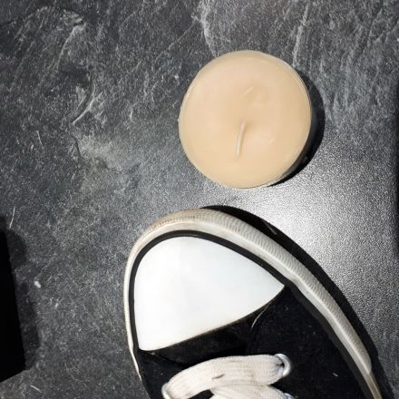 Turnschuhe mit weißen Kappen vor Schmutz schützen