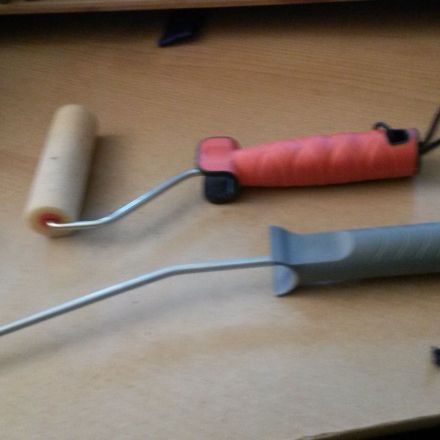 Rücken und Füße mit Malerrolle alleine eincremen