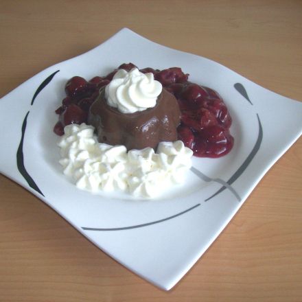 Selbst gemachter Schokopudding mit Kirschkompott und Sahne
