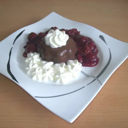 Selbst gemachter Schokopudding mit Kirschkompott und Sahne