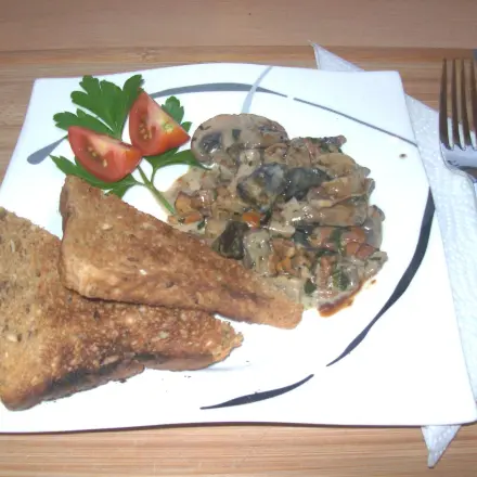Edelpilz-Ragout mit Vollkorntoast