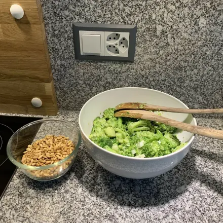 Brokkolisalat mit gerösteten Pinien- und Zedernkernen