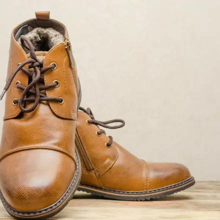 Lederschuhe pflegen mit weißem Speck