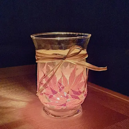 Windlicht mit Blättern dekorieren