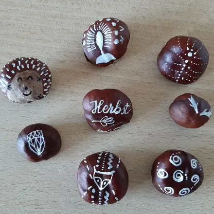 Kastanien beschreiben und bemalen