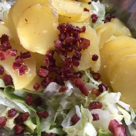 Eisbergsalat mit Kartoffeln und gebratenem Speck