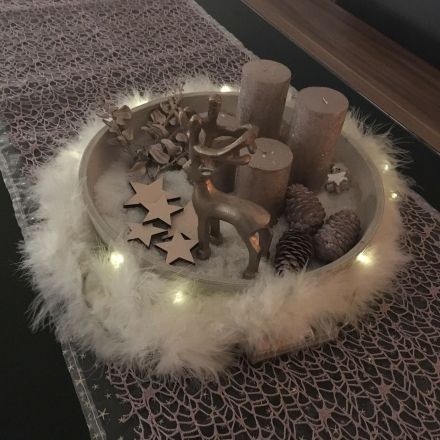 Schöne Weihnachtsdekoration für den Tisch