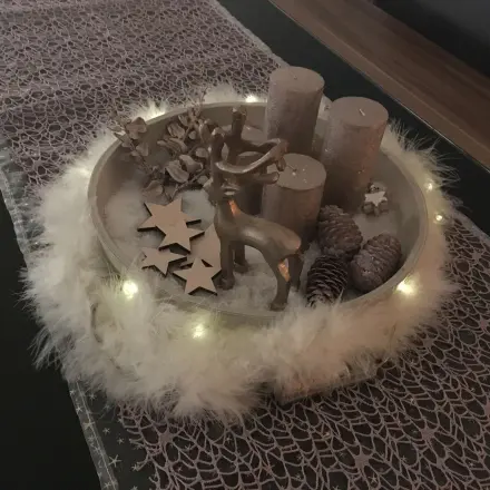 Schöne Weihnachtsdekoration für den Tisch