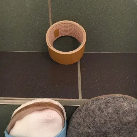 Gelöste Sohlen von Hausschuhen kleben