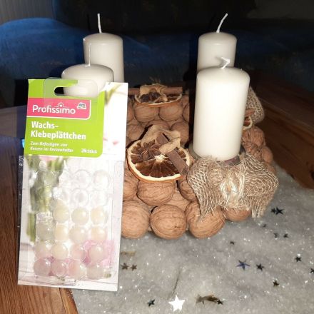 Kerzen auf dem Adventskranz ausrichten