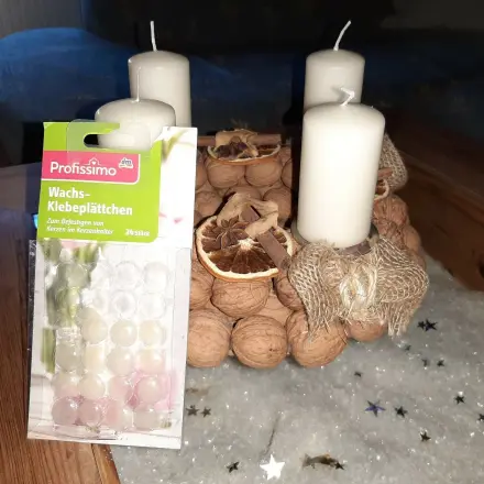 Kerzen auf dem Adventskranz ausrichten