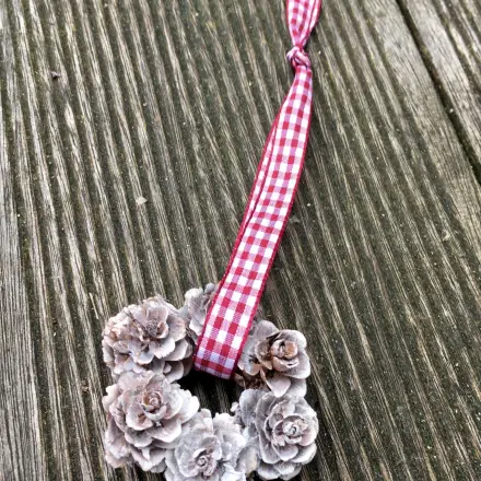 Minikränze aus kleinen Tannenzapfen basteln