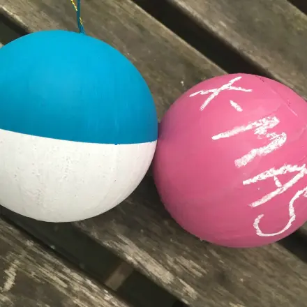 Weihnachtskugeln mit Tafellack & Kreide basteln