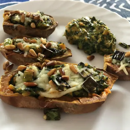 Gefüllte Süßkartoffeln mit Spinat und Käse