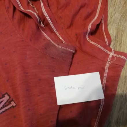 Starke Deoflecken entfernen, auch auf bunter Kleidung