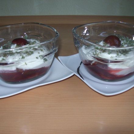 Pflaumen-Joghurt-Becher