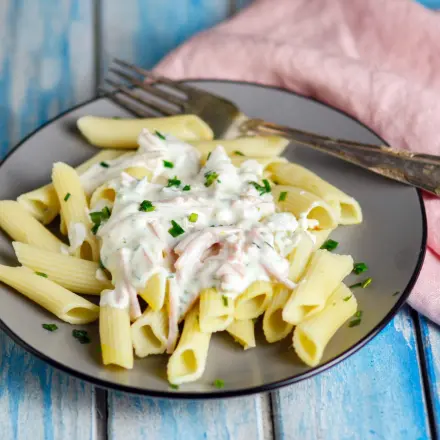 Nudeln in Frischkäse-Sahne-Schinkensauce