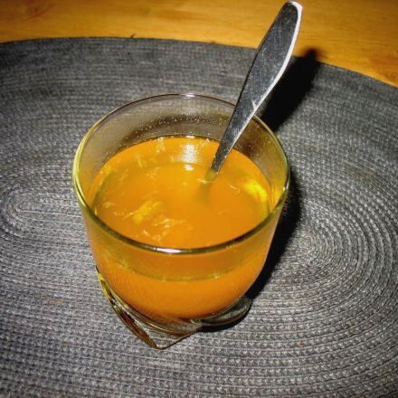 Kurkuma-Ingwer-Tee mit Zitrone