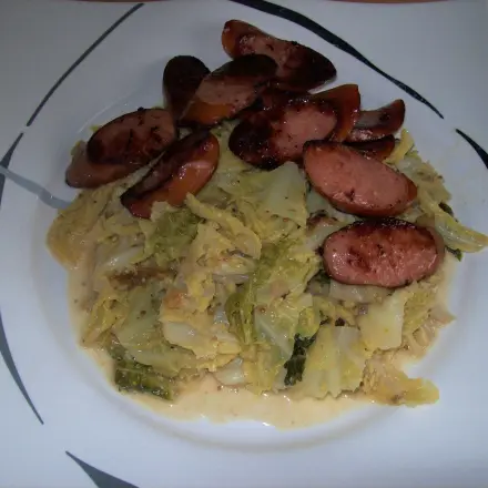 Rahmwirsing mit gebratenen Cabanossi