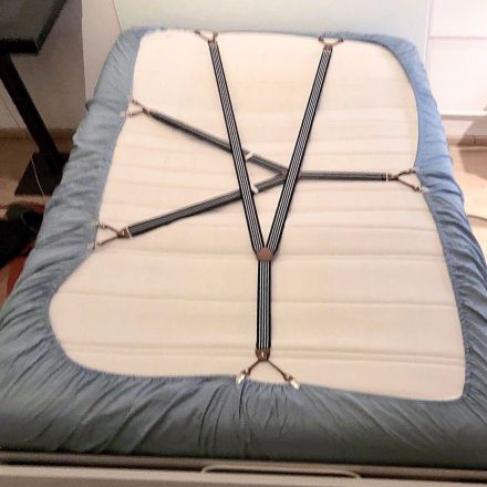 Abrutschen des Spannbettlakens von Matratze verhindern