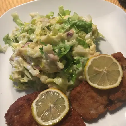 Ärpel un Schlaat mit panierten Schweinefilets