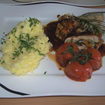 Kräuter-Putenrouladen mit Schmortomaten