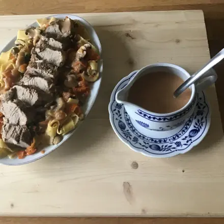 Schweinefilet auf Gemüse-Nudeln mit Käsesoße