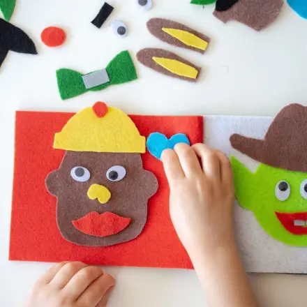 Gebasteltes Spiel für Kinder: Filzbuch für unterwegs & daheim