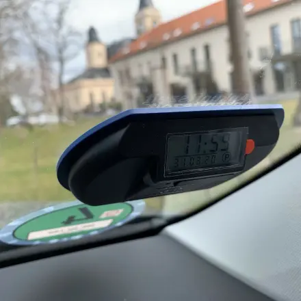 Kein Knöllchen dank elektronischer Parkscheibe