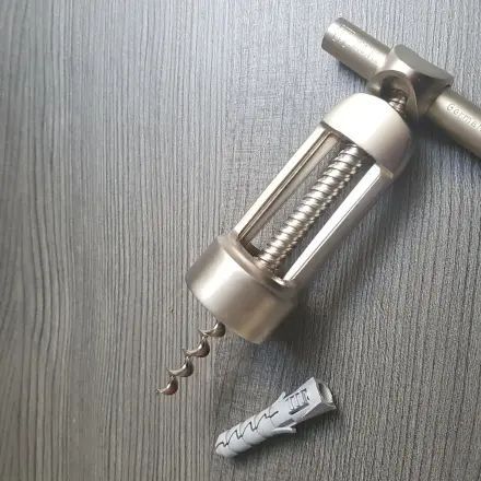 Große dicke Dübel aus der Wand entfernen