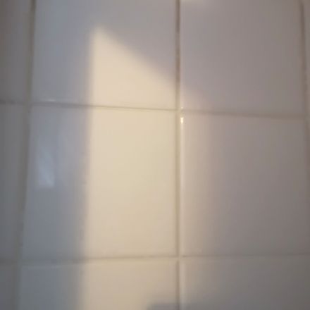 Vergilbte Fliesen und Fugen wieder strahlend weiß