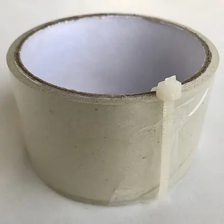 Klebeband-Ende auf der Rolle mit Kabelbinder sichern