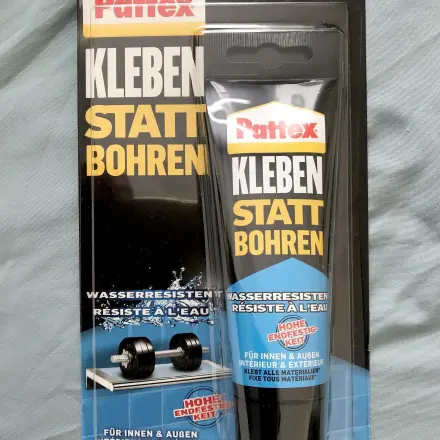 Weiße Sneaker mit Montagekleber reparieren