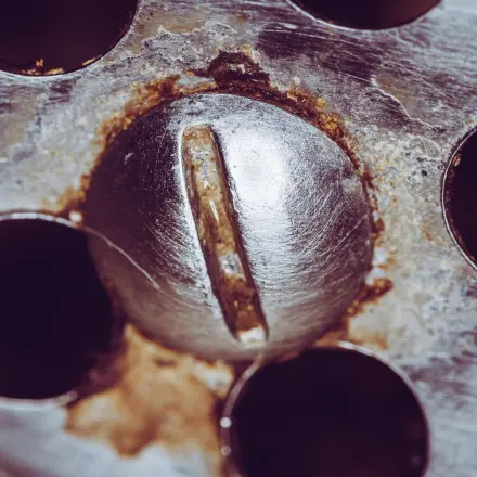 Verrostete Schrauben mithilfe von Eisspray lösen