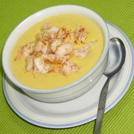 Asiatische Maiscremesuppe mit gebratenen Garnelen