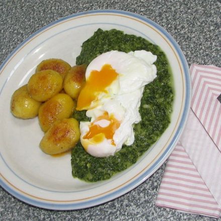 Cremiger Spinat mit verlorenen Eiern und sautierten Minikartoffeln