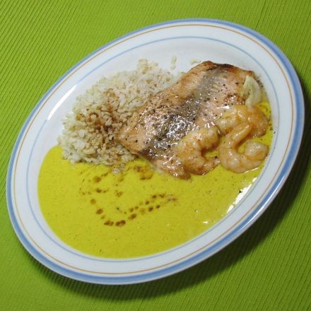 Lachs & Garnelen mit Curry-Zabaione und Reis