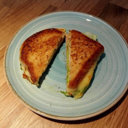 Herzhaft gebratenes Sandwich aus der Pfanne