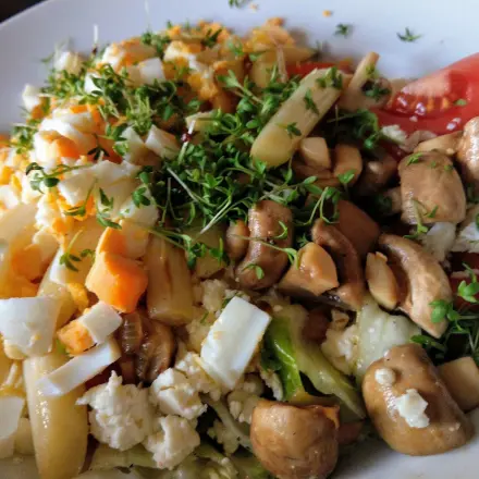 Salat mit karamellisiertem Spargel