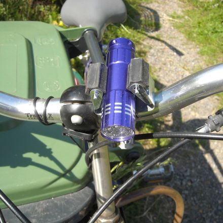 Stabile Halterung für eine Taschenlampe an Fahrrad oder Roller