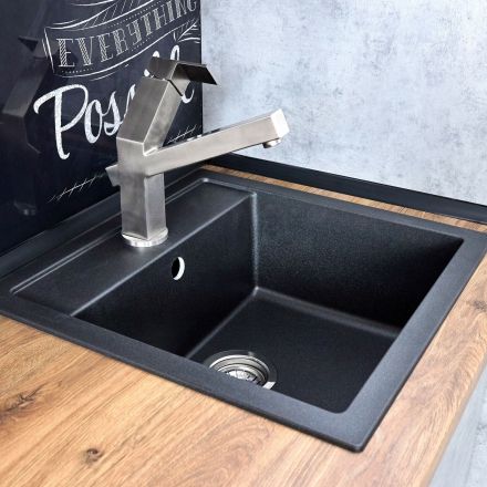 Schwarzes Spülbecken reinigen