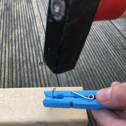 Nägel einschlagen ohne blaue Finger